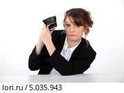 Девушка разочарованно перевернула открытый кошелек. Стоковое фото, фотограф Phovoir Images / Фотобанк Лори