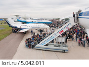 Очередь на борт ТУ-144 МАКС-2013. Редакционное фото, фотограф Алёшина Оксана / Фотобанк Лори
