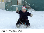 Мальчик 4 года катается на санках. Стоковое фото, фотограф Данилова Наталья / Фотобанк Лори