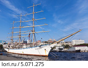 Парусное учебное судно фрегат "Надежда" для Морского Государственного Университета имени адмирала Г. И. Невельского у причала (2013 год). Редакционное фото, фотограф Наталья Волкова / Фотобанк Лори