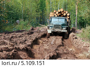 Лесовоз загруженный лесом застрял в бездорожье. Редакционное фото, фотограф Роман Фомин / Фотобанк Лори