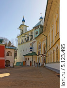 В Свято-Успенском Псково-Печерском монастыре (Псковская область) (2013 год). Редакционное фото, фотограф Валентина Троль / Фотобанк Лори