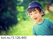Счастливый мальчик в панаме летом на природе. Стоковое фото, фотограф Raev Denis / Фотобанк Лори