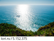 Вид на Атлантический океан с Мыса Рока (Cabo da Roca) - самой западной точки Евразийского континента, Португалия. Стоковое фото, фотограф E. O. / Фотобанк Лори