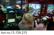 Маленькие дети играют в видеоигры на игровых автоматах (2013 год). Редакционное видео, видеограф Кекяляйнен Андрей / Фотобанк Лори