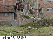 Полицейские у фавелы Боготы (2012 год). Редакционное фото, фотограф Free Wind / Фотобанк Лори