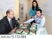 Клиенты в агентстве недвижимости. Стоковое фото, фотограф Phovoir Images / Фотобанк Лори
