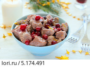 Альпийское рагу: мясо, тушенное с клюквой, апельсиновой цедрой и вином. Стоковое фото, фотограф Марина Славина / Фотобанк Лори
