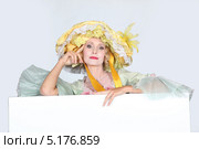 Женщина в старинной шляпе за баннером. Стоковое фото, фотограф Phovoir Images / Фотобанк Лори