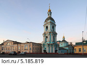 Москва. Городская усадьба Гончарова-Филипповых (1877, архитектор А. Е. Вебер) и храм Троицы Живоначальной в Серебряниках (2013 год). Стоковое фото, фотограф Дмитрий Неумоин / Фотобанк Лори