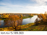 Река Руза осенью после полудня в лучах заходящего солнца. Подмосковье, город Руза. (2013 год). Стоковое фото, фотограф Ольга Аксёнова / Фотобанк Лори