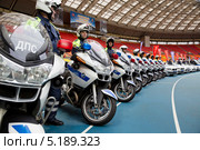 Демонстрация сотрудниками ГИБДД мотоциклов BMW R1200RT на празднике - День московской полиции 19 октября 2013. Редакционное фото, фотограф Николай Винокуров / Фотобанк Лори