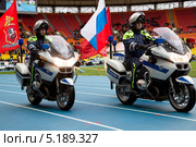 Демонстрация сотрудниками ГИБДД мотоциклов BMW R1200RT на празднике - День московской полиции 19 октября 2013. Редакционное фото, фотограф Николай Винокуров / Фотобанк Лори