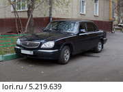 Легковой автомобиль "Волга" ГАЗ 31105 черного цвета (2013 год). Редакционное фото, фотограф Родион Власов / Фотобанк Лори