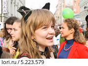 Девушка на параде мыльных пузырей Dreamflash на Арбате (2012 год). Редакционное фото, фотограф Алёшина Оксана / Фотобанк Лори