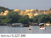 Лодки и дворец на озере Pichola (2012 год). Стоковое фото, фотограф Михаил Коханчиков / Фотобанк Лори