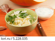 Салат из тыквы с яйцом и луком, соус в соуснице и головка чеснока. Стоковое фото, фотограф Александр Курлович / Фотобанк Лори