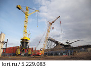 Грузоподъемные краны БК-1000А и ДЭК-251 (2013 год). Редакционное фото, фотограф Валерий Акулич / Фотобанк Лори
