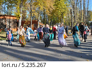 Кришнаиты танцуют на улице, парк Горького, Москва (2013 год). Редакционное фото, фотограф lana1501 / Фотобанк Лори