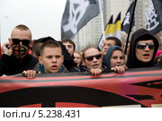 Националистически настроенная молодежь держит имперские флаги на шествии националистов в районе Люблино города Москвы, 4 ноября 2013. Редакционное фото, фотограф Николай Винокуров / Фотобанк Лори