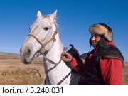 Наездник с белой скаковой спортивной лошадью (команда  Астаны) (2013 год). Редакционное фото, фотограф Валерий Тырин / Фотобанк Лори