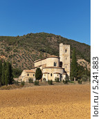 Аббатство Сант-Антимо на фоне зеленых Тосканских холмов (Abbazia di sant'Antimo, Toscana), Италия (2013 год). Стоковое фото, фотограф Виктория Катьянова / Фотобанк Лори