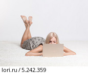 Подмигивающая блондинка выглядывает из-за ноутбука. Стоковое фото, фотограф Сергей Пристяжнюк (Serg Zastavkin) / Фотобанк Лори