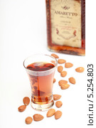 Ликер Amaretto на белом фоне. Стоковое фото, фотограф Яна Королёва / Фотобанк Лори