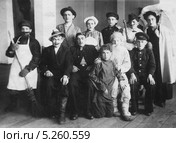 Самодеятельный художественный коллектив в сценических костюмах к пьесе "Белеет парус одинокий". 1949 год. Редакционное фото, фотограф Евгений Мухортов / Фотобанк Лори