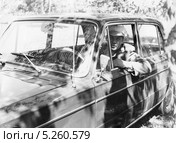 Счастливый обладатель автомобиля ВАЗ-2103. 1973 год. Стоковое фото, фотограф Евгений Мухортов / Фотобанк Лори