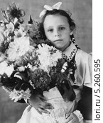 Школьница в ученической форме с букетом цветов. 1960 год. Редакционное фото, фотограф Евгений Мухортов / Фотобанк Лори