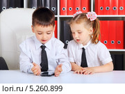 Мальчик и девочка играют в предпринимателей. Стоковое фото, фотограф Петр Малышев / Фотобанк Лори