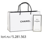Подарочный пакет и туалетная вода Chanel (2013 год). Редакционное фото, фотограф Александр Щепин / Фотобанк Лори