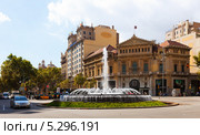 Пересечение Gran Via de les Corts Catalanes и Passeig de Gracia, Барселона, Испания (2013 год). Редакционное фото, фотограф Яков Филимонов / Фотобанк Лори