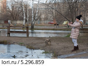 Молодая женщина вытаскивает пойманную рыбу. Стоковое фото, фотограф Михаил Иванов / Фотобанк Лори