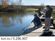 Рыбаки на платном водоёме ловят рыбу (2013 год). Редакционное фото, фотограф Михаил Иванов / Фотобанк Лори