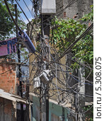 Столб с электрическими проводами в фавелах Rocinha Рио-де-Жанейро. Бразилия (2010 год). Стоковое фото, фотограф Elena Odareeva / Фотобанк Лори
