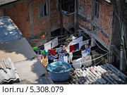 Бельё сушится на верёвках в фавелах Rocinha Рио-де-Жанейро. Бразилия (2010 год). Стоковое фото, фотограф Elena Odareeva / Фотобанк Лори