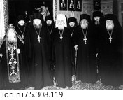 Старая фотография первосвященников Свято-Успенского Патриаршего монастыря в городе Одесса, Украина, 1950 год. Редакционное фото, фотограф Александр Лесик / Фотобанк Лори