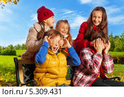 Дети весело уграют в парке в игру "Угадай кто" Стоковое фото, фотограф Сергей Новиков / Фотобанк Лори