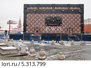 Скандальный павильон-чемодан с логотипом модного дома Louis Vuitton на Красной площади (2013 год). Редакционное фото, фотограф Алёшина Оксана / Фотобанк Лори