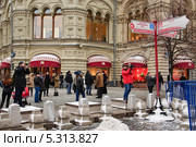 Фото и видео съемка скандального павильона-чемодана "Louis Vuitton" на Красной площади (2013 год). Редакционное фото, фотограф Алёшина Оксана / Фотобанк Лори