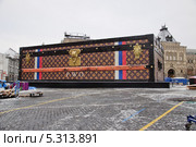 Павильон-чемодан Louis Vuitton (Луи Виттон) на Красной площади (2013 год). Редакционное фото, фотограф Алёшина Оксана / Фотобанк Лори