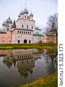Церковь Воскресения Христова и ее отражение в Ростовском Кремле (2013 год). Редакционное фото, фотограф Елена Преображенская / Фотобанк Лори
