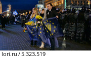 Люди с флагами Евросоюза во время митинга на Крещатике ("Евромайдан") в связи с приостановкой рассмотрения вопроса об ассоциации Украины с Евросоюзом (29.11.13) (2013 год). Редакционное видео, видеограф FMRU / Фотобанк Лори