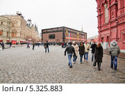 Москва. Павильон-чемодан с логотипом модного дома Louis Vuitton ("Луи Виттон") на Красной площади (2013 год). Редакционное фото, фотограф Алёшина Оксана / Фотобанк Лори