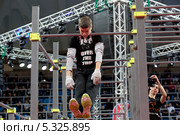 Спортсмен выполняет упражнения на чемпионате мира Street Workout World Cup 2013 Super Final в Москве. Редакционное фото, фотограф Николай Винокуров / Фотобанк Лори