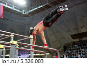 Спортсмен выполняет упражнения на чемпионате мира Street Workout World Cup 2013 Super Final в Москве. Редакционное фото, фотограф Николай Винокуров / Фотобанк Лори