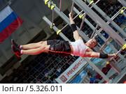 Спортсмен выполняет упражнения Флажок на чемпионате мира Street Workout World Cup 2013 Super Final в Москве. Редакционное фото, фотограф Николай Винокуров / Фотобанк Лори