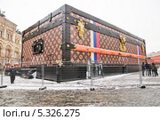 Павильон-чемодан Louis Vuitton ("Луи Виттон") на Красной площади. Москва (2013 год). Редакционное фото, фотограф Алёшина Оксана / Фотобанк Лори